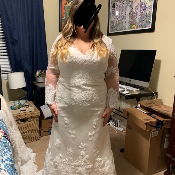 Long sleeve lace wedding dress w/ detachable train - Picture 8 of 8